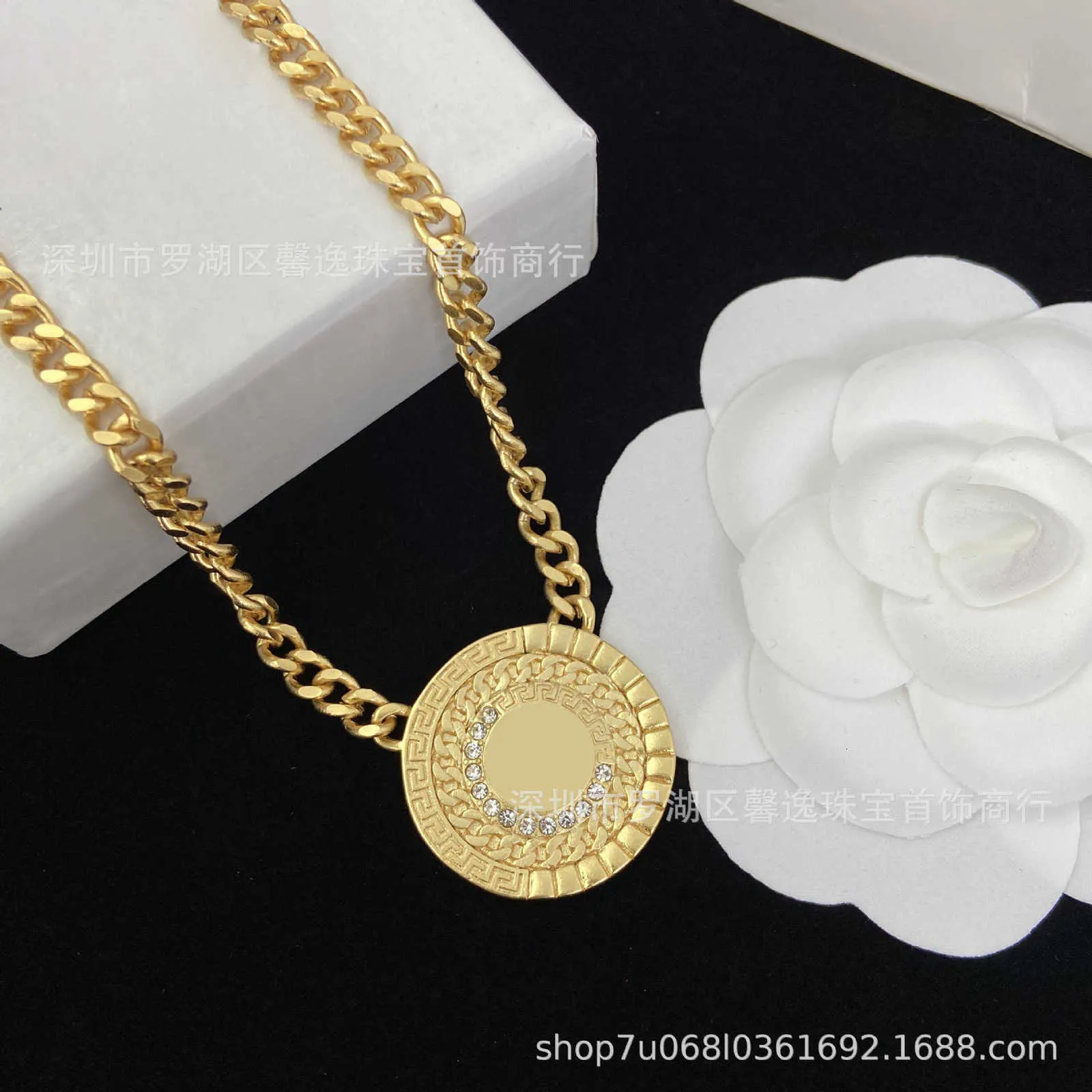 Strands, Strings Designer tête humaine portrait rond marque collier hommes femmes personnalisé diamant embellissement motif circulaire chaîne de clavicule collier en laiton