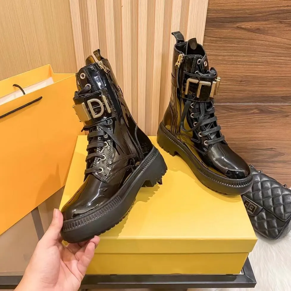 Designer Graphy Boots Boots Luxury Gold Metal Boucle Roman Boots Roman Impring Round Toes Zip Monolith Chelsea avec femme Bottes de moto