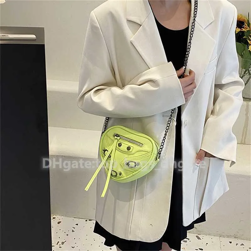 Shoulder Shape and Small Chain Leather Design Pu Bags Fashion Purses Women Rivet Heart for Handbags 2024 Trend Lipstick Tote New