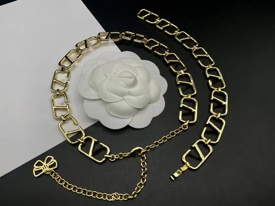 2023 Utsökt internationell lyxlås kedja hänge halsband armband mode kvinnors 18k guldpläterade smycken vald gåva-