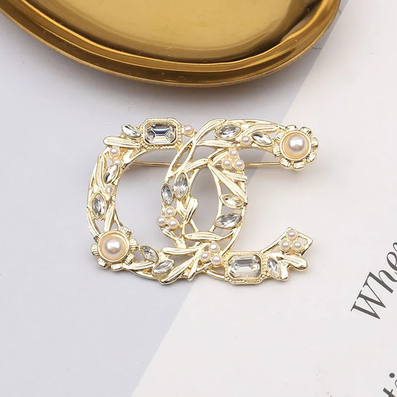 Broche de marque de charme plaquée or 18 carats Double lettre de luxe Designer classique broche pour femmes strass plume broches bijoux de fête de mariage 20style