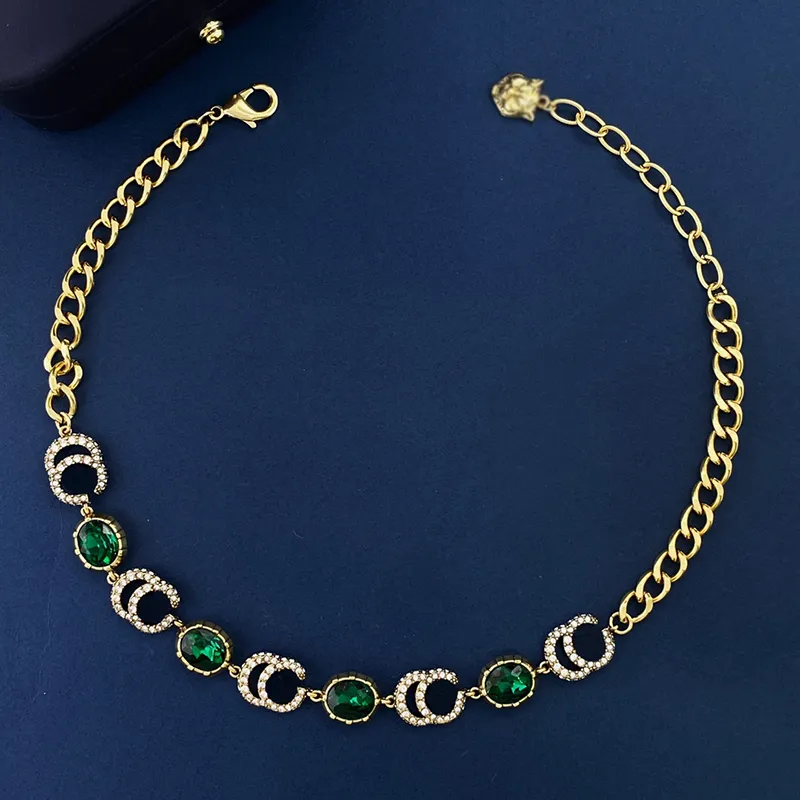 Mode lyxiga smycken hänge utsökta retro full diamant bokstav stil smaragd oval vatten diamant charm mångsidig designer underbar elegant atmosfär hänge