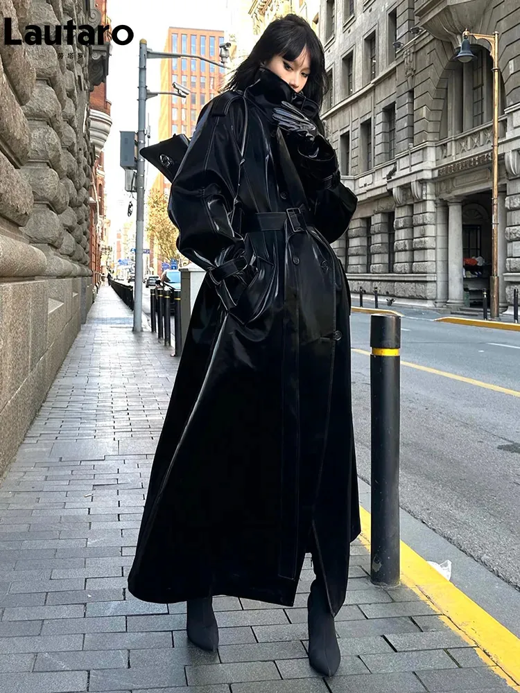 Giacche da donna Lautaro Primavera Autunno Lungo oversize Fresco riflettente Nero lucido Trench in pelle patena per donna Cintura Runway Fashion 231021