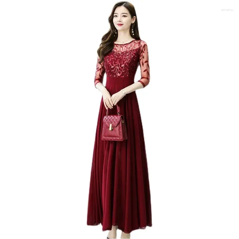 Abiti casual 2023 Elegante semplice vestito rosso estivo Temperamento da donna Vita sottile Mostra grande altalena Maglia ricamo Splice Dres