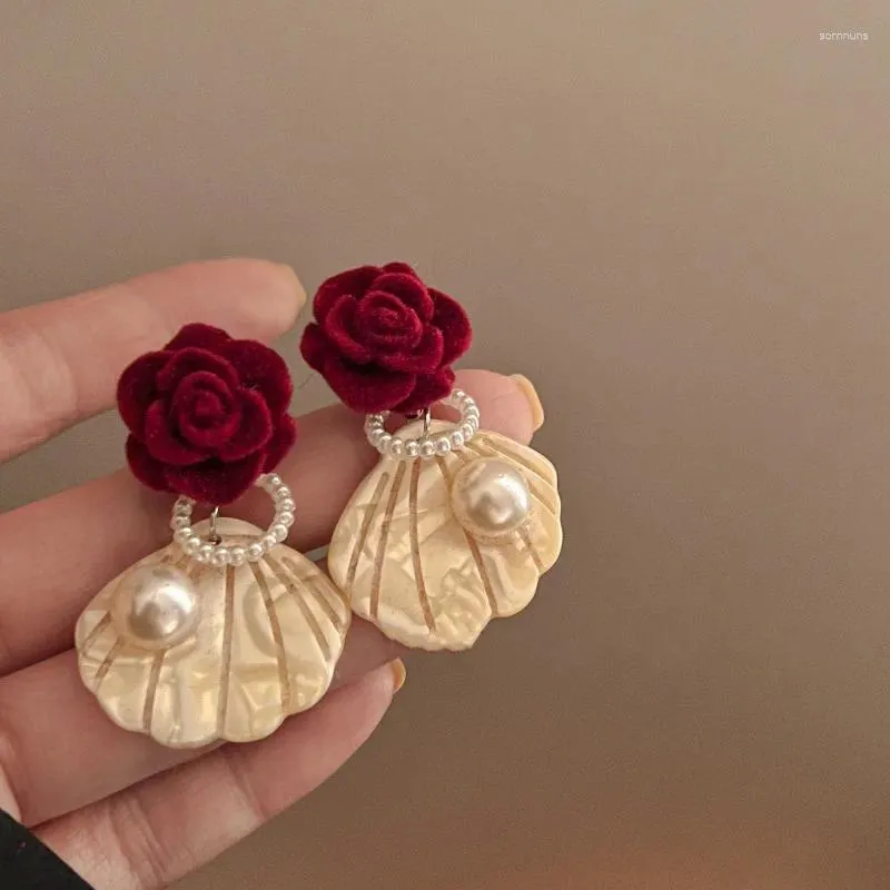 Studörhängen 2023 Vintage Style Flower Female Pearl Shell Light Fashion All-Match Jewelry Accessories Gift Trend