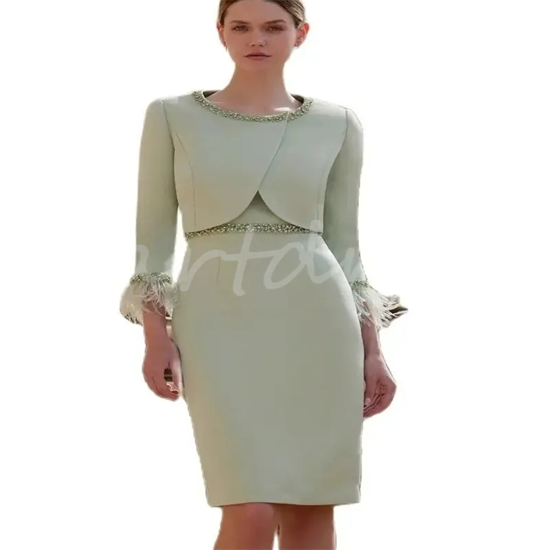 Chic Sage Green Mother of the Bride Dress with Jacket Elegant Pärled Feather Kne Length Wedding Guest Reception Party Dress Two Piece Short Prom Vestios de Noche