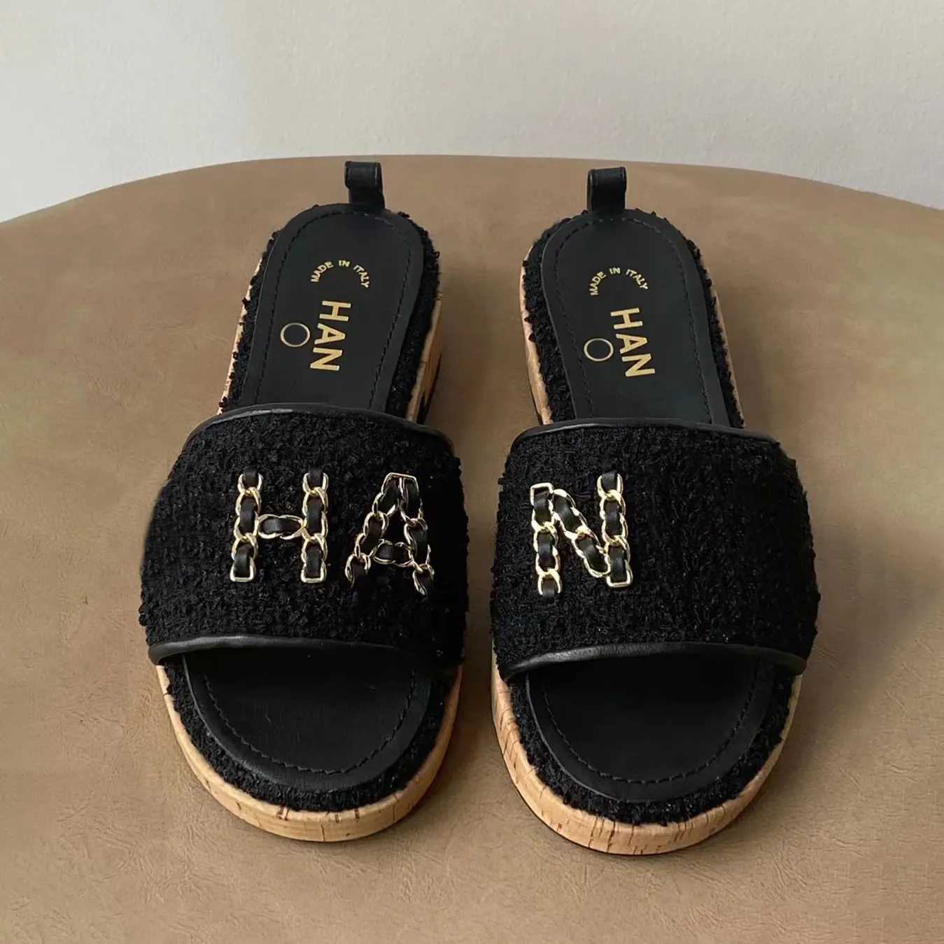 Luxur Designer av högsta kvalitet sko designer kvinna tweed fabic canvas platt man toffel sandal klassisk inomhus sommar komfort brev guldkedja lady flip flis