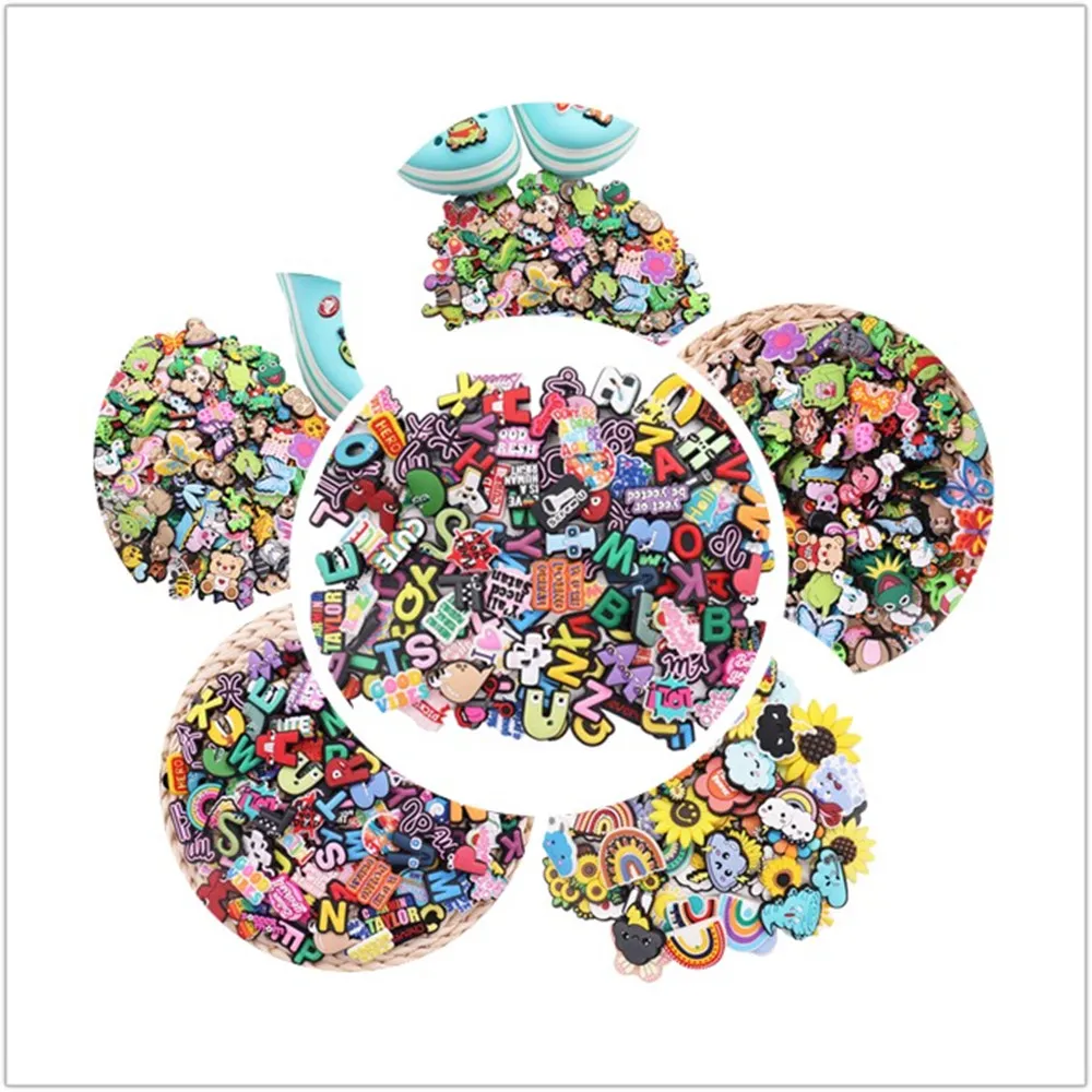 Partihandel 30-500st PVC Cartoon Random Shoe Charms Spänne Tillbehör COG PINS Charmknappar Dekoration Barn Fest födelsedagspresent