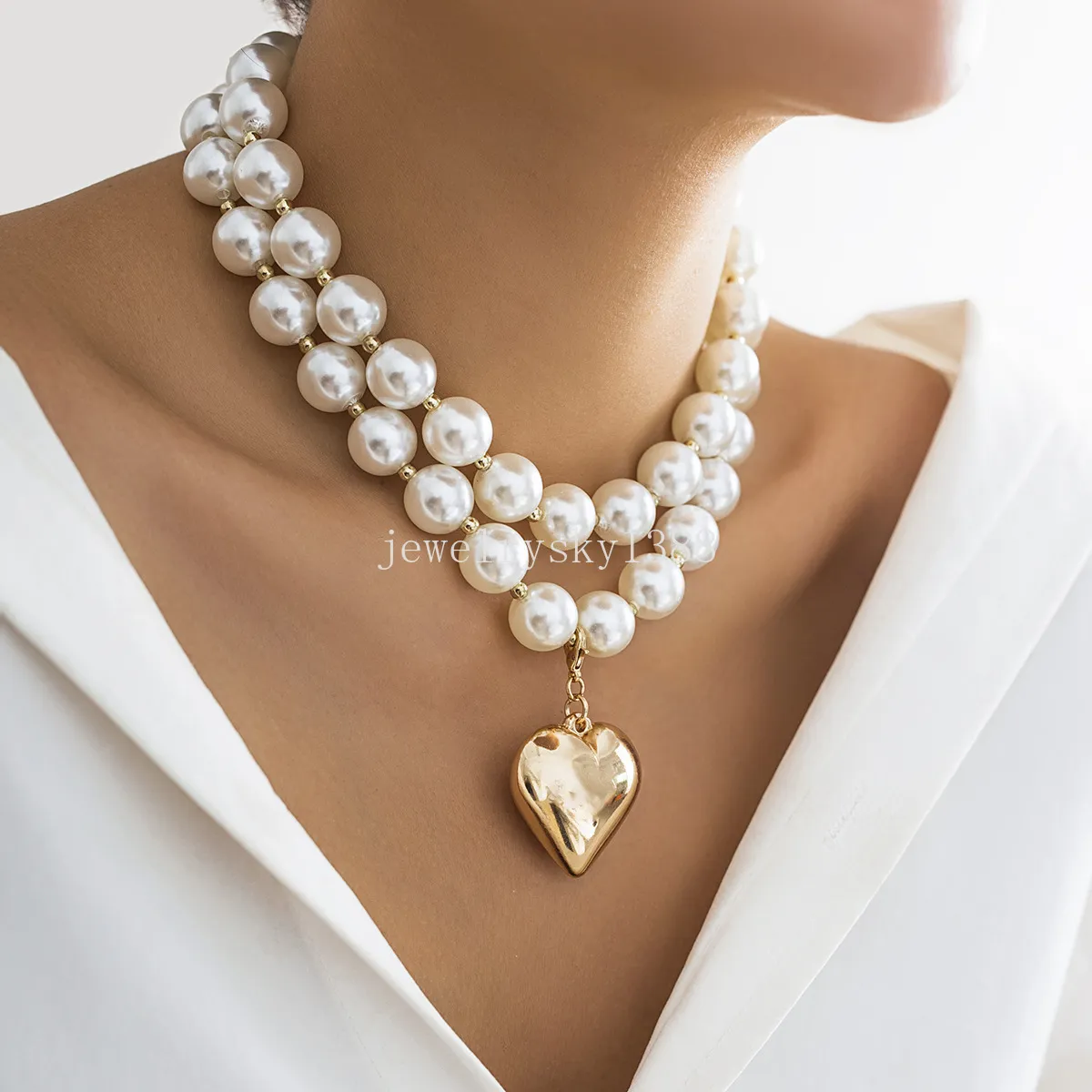 Multilayer White Pearl Pärlor Choker Halsband Kvinnor Bröllopsfest Luxury CCB Gold Color Heart Pendant Halsbandsmycken