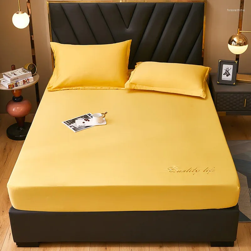 Ensembles de literie 2023 Est Polyester Quatre coins avec bande élastique Drap de lit Couvre-lit antidérapant Couverture de matelas anti-poussière Couleur jaune