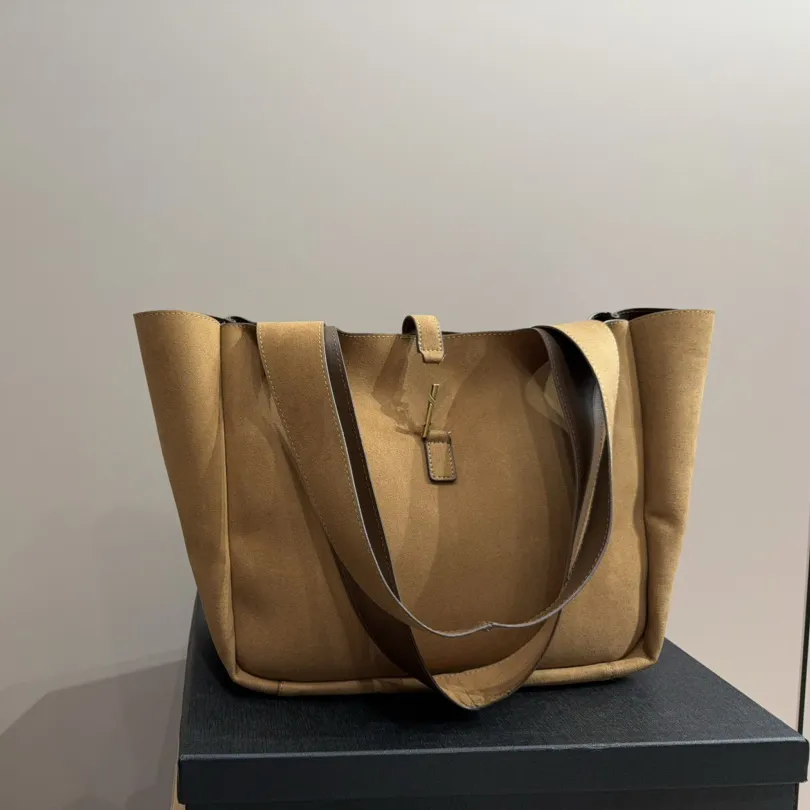 Spacious shoulder bags hot sale