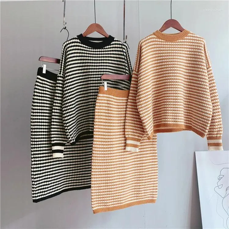 Kvinnors tröjor 2023 Autumn Literary Retro Style Striped Sticked Dress Knitwear Hip Skirt Two-Piece Set