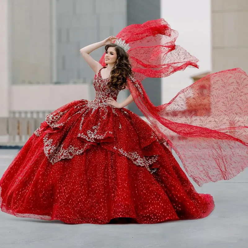 Abito da ballo rosso con spalle scoperte Abiti Quinceanera Tulle Applique in pizzo con perline con mantello Abito dolce 16 Vestido De 15 Anos Abito da festa