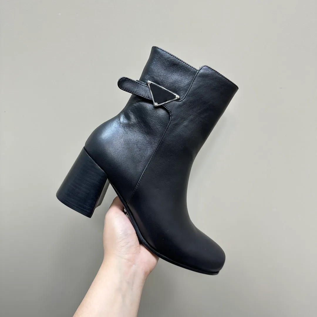 Botins com logotipo de placa triangular preto Tronchetti 65mm botins de couro de bezerro de salto alto bloco lateral com zíper quadrado designers de sapatos de moda feminina calçados de fábrica