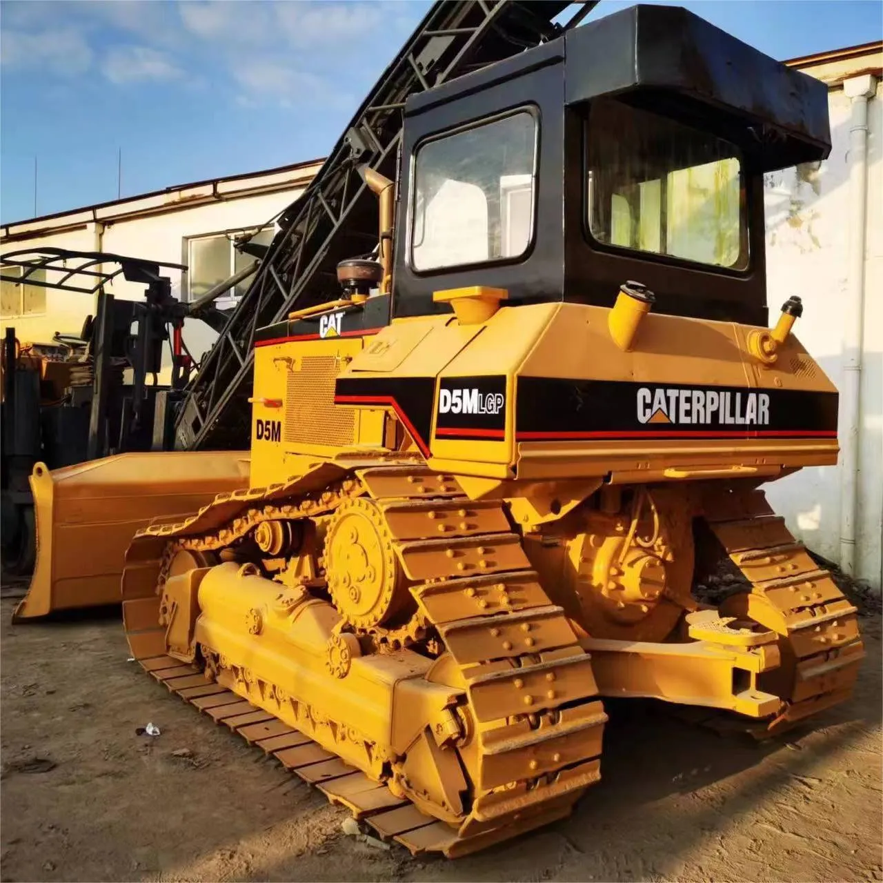 Used CAT D5M bulldozer at a good price, available CAT D3C D4C D5H D5K D5M D6D D6M D6R D7G D9R, global direct shipping