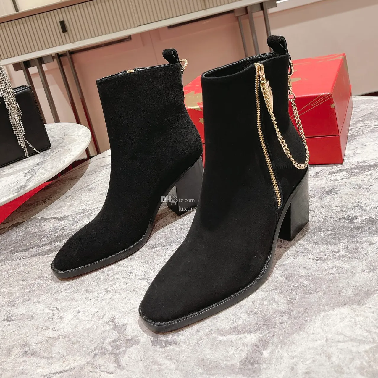 Créateur de mode Haute qualité Femmes Talon rouge Bottines à talons hauts Bottes en cuir de luxe Talon maigre Fermeture éclair latérale Hiver sur le genou Bottes classiques pour femmes HJ0863