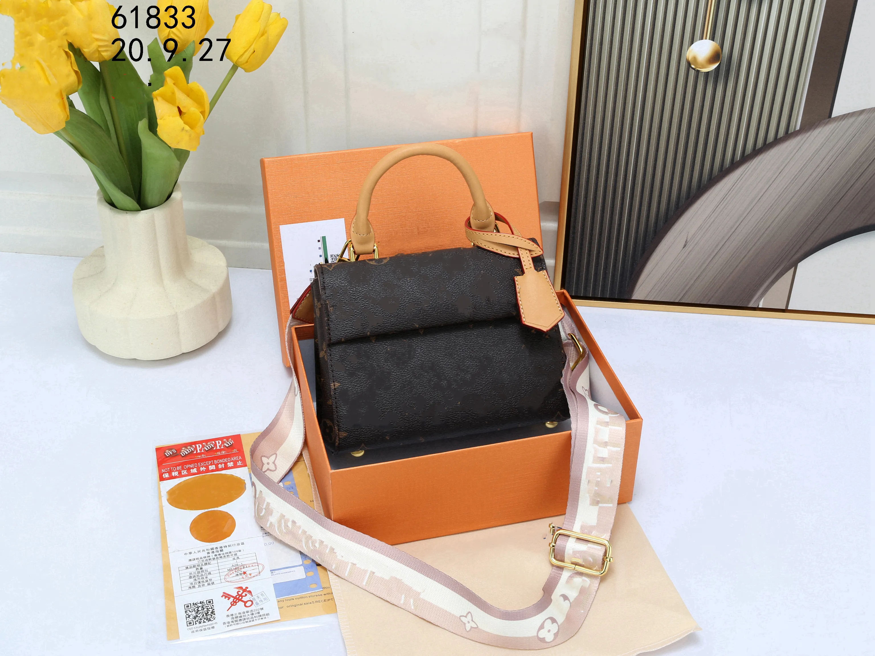 Cluny BB Totes حقائب مصممة حقائب اليد النسائية Luxurys الكتف Crossbody Bag Classic أصلي جلود قماش ملونة Sacoche Wallet