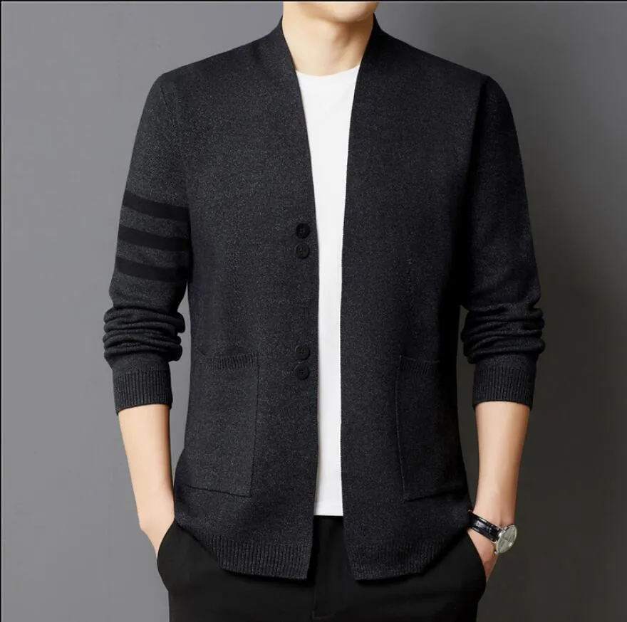 Nya Desinger Fashion Men's Sticked Cardigans Slim Montering Rands Stick Warm Grey Sweaters Men Casual Trendy Coats Khaki Jacket Young Man Clothes Coats