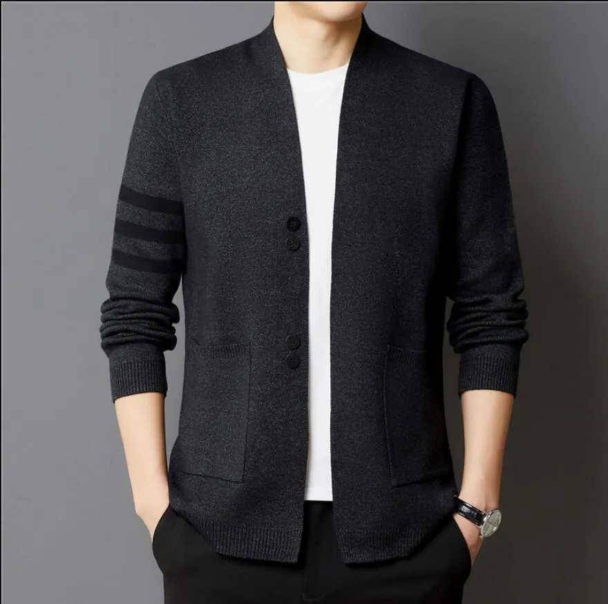 Nuevo Desinger Moda para hombre Cárdigans de punto ajustados de punto a rayas suéteres grises cálidos Hombres Abrigos de moda casuales Chaqueta de color caqui Ropa masculina joven abrigos