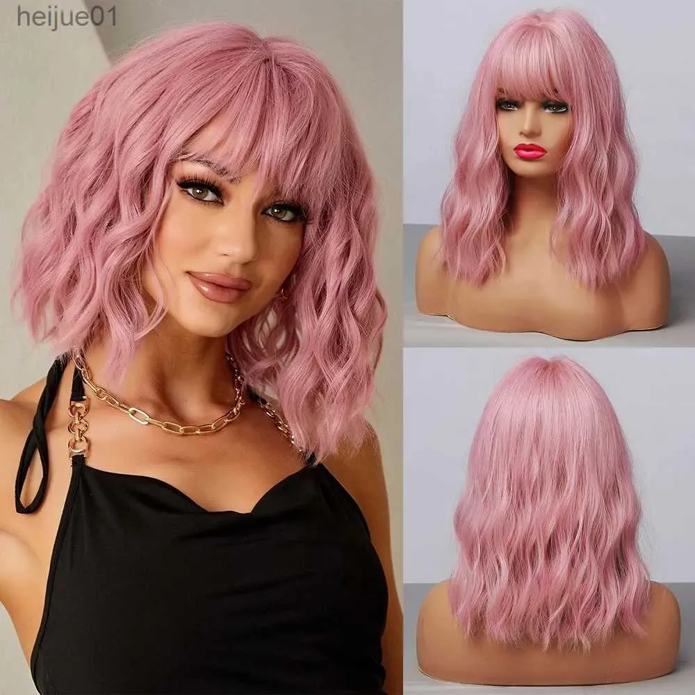 Perruques synthétiques HAIRCUBE perruque synthétique ondulée avec frange courte Bob perruques roses bouclés ondulés longueur d'épaule perruque de Cosplay perruque colorée quotidienne L231024