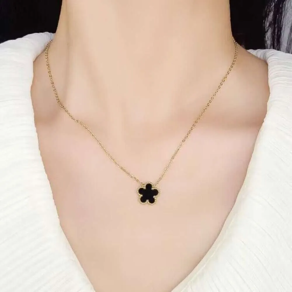 Collier Van Clef Designer Femmes Pendants de qualité Original Colliers Petal Flower Collier Fashion Fashion Steel Jewelry Pendant