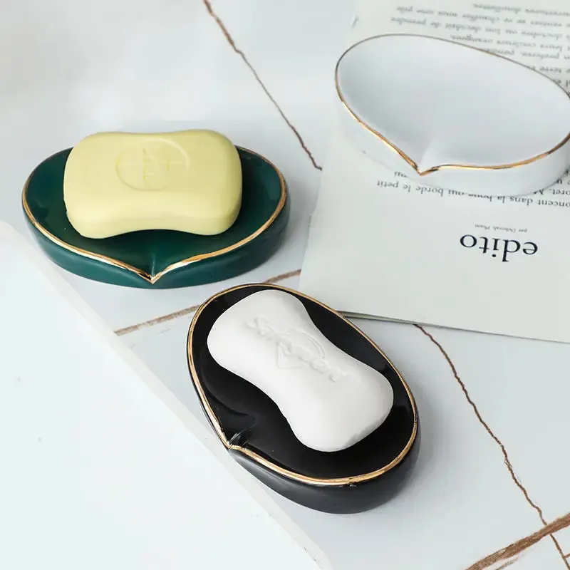 Porte-savons Simple couleur unie boîte à savon créative ménage en céramique porte-savon Drain support de support plateau accessoires de salle de bain 13*8 cm 231024