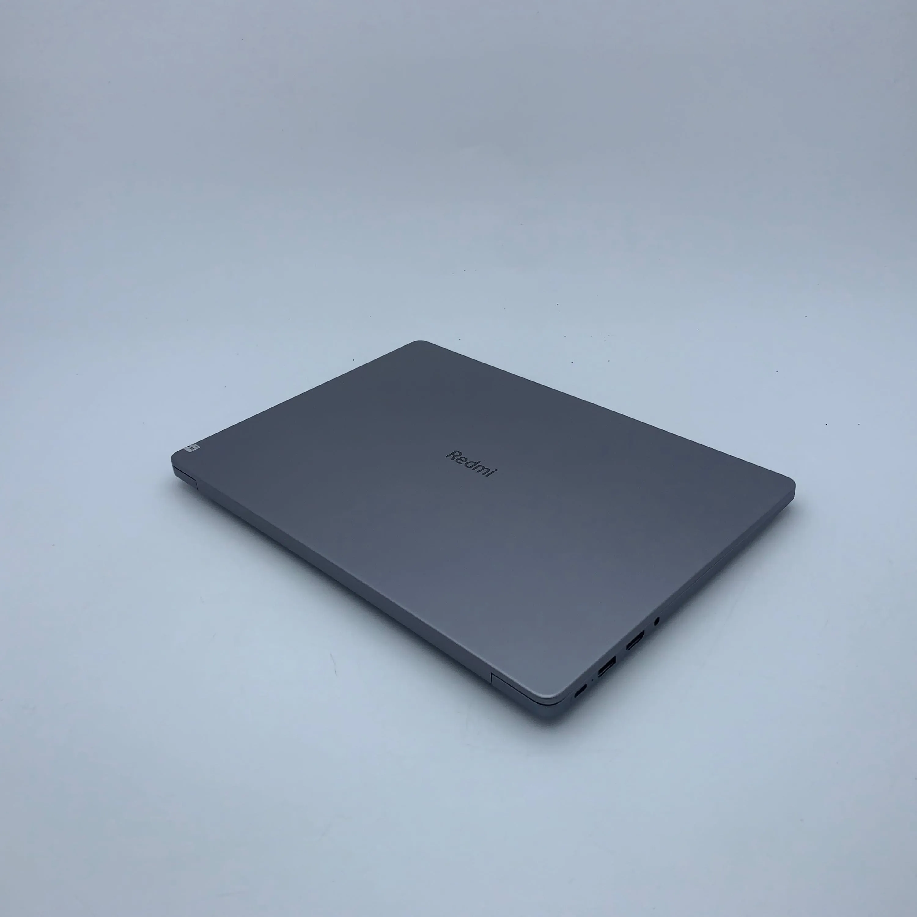 高性能インテル プロセッサー、16GB RAM、および高速 512GB SSD を搭載 