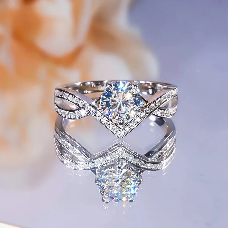Fedi nuziali Elegante anello con diamanti a forma di V Argento sterling 925 per le donne Gioielleria raffinata Regalo di compleanno Matrimonio con certificato GRA 231023