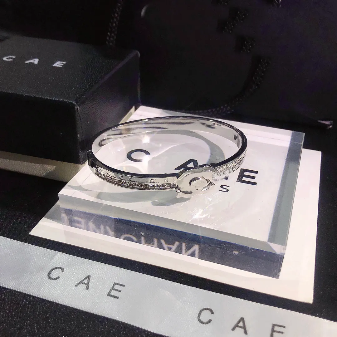 Shaya by CaratLane Always and Forever Circle Bracelet in 925 Silver :  Amazon.in: Fashion