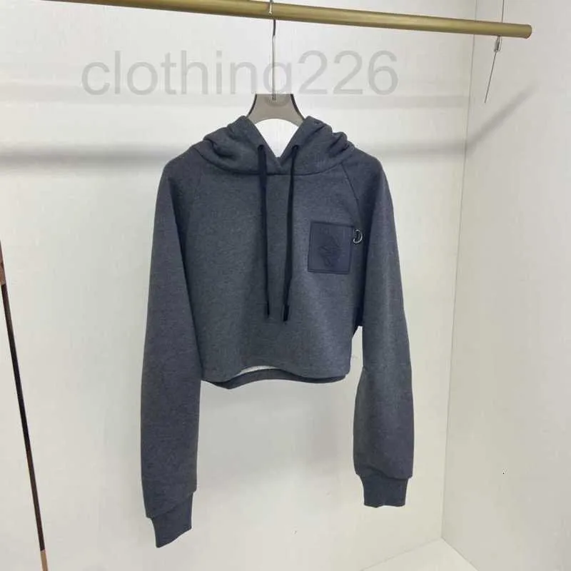 Kvinnors hoodies tröjor designer hög kvalitet 2023 hösten ny långärmad tröja kvinnor ren bomull bunden läder pullover kort stil trend smal p7il