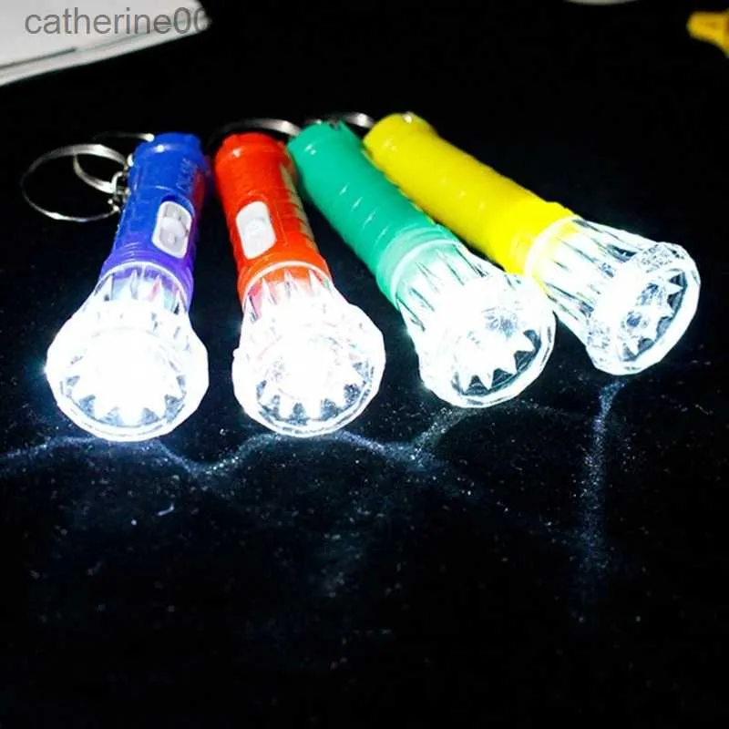 その他のおもちゃ10ピースミニLED懐中電灯キーチェーンポータブルキャンプパーティーのための子供のための好意のための懐中電灯ポケットライトToyl231024