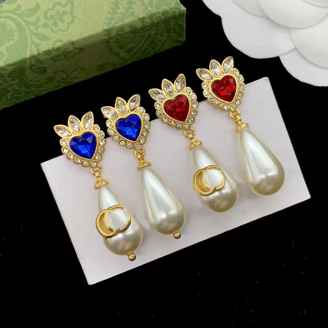 Designer de luxe Mode Charme Boucles d'oreilles Femmes Rouge Bleu Pierre précieuse Cristal Blanc Résine Pendentif Boucles d'oreilles pour les femmes de mariage cadeau de Noël bijoux