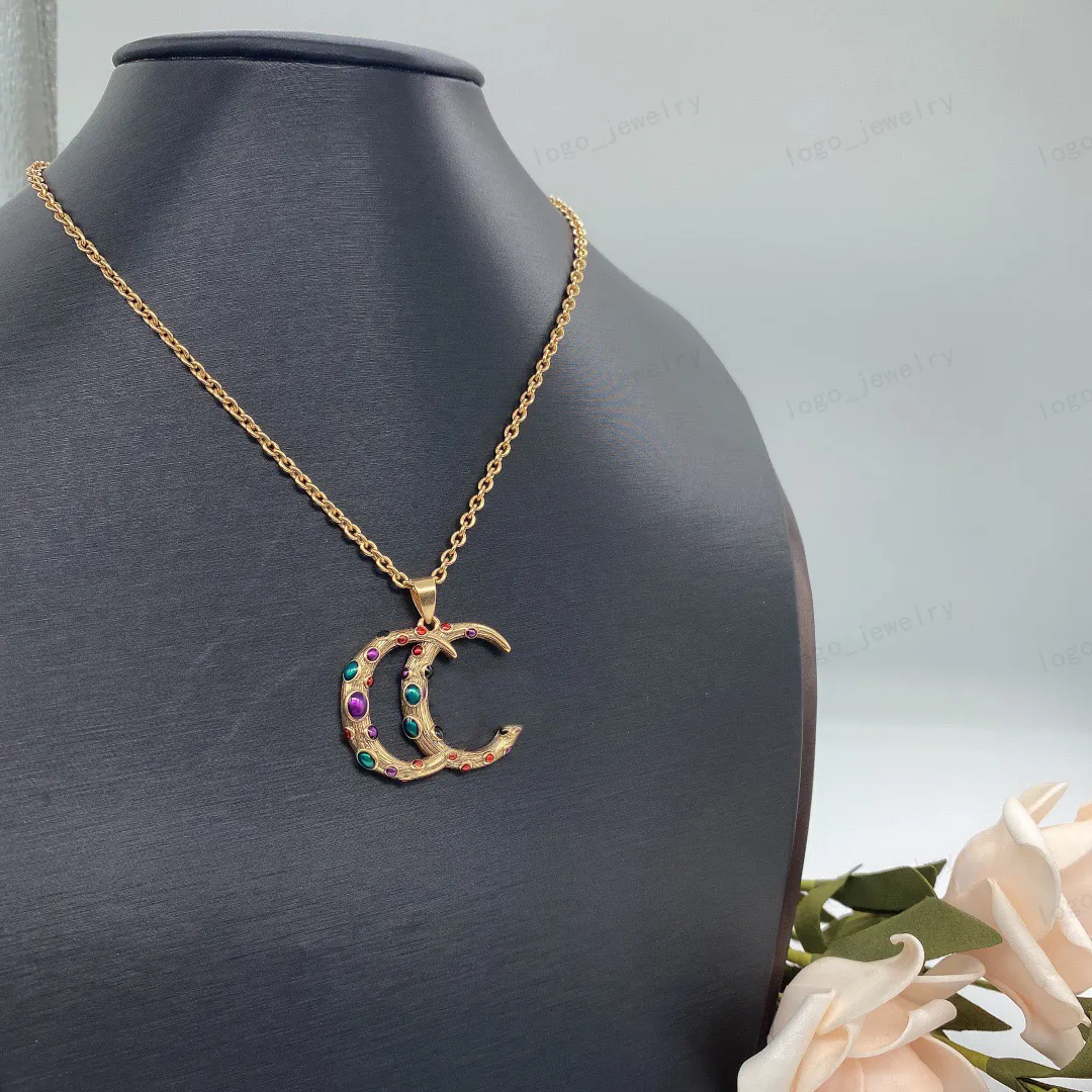 2023 Nouveau collier de créateur chaud, matériau en laiton doré 14 carats, collier avec pendentif double alphabet en cristal coloré, bijoux tendance, mariage, fête, cadeaux de haute qualité