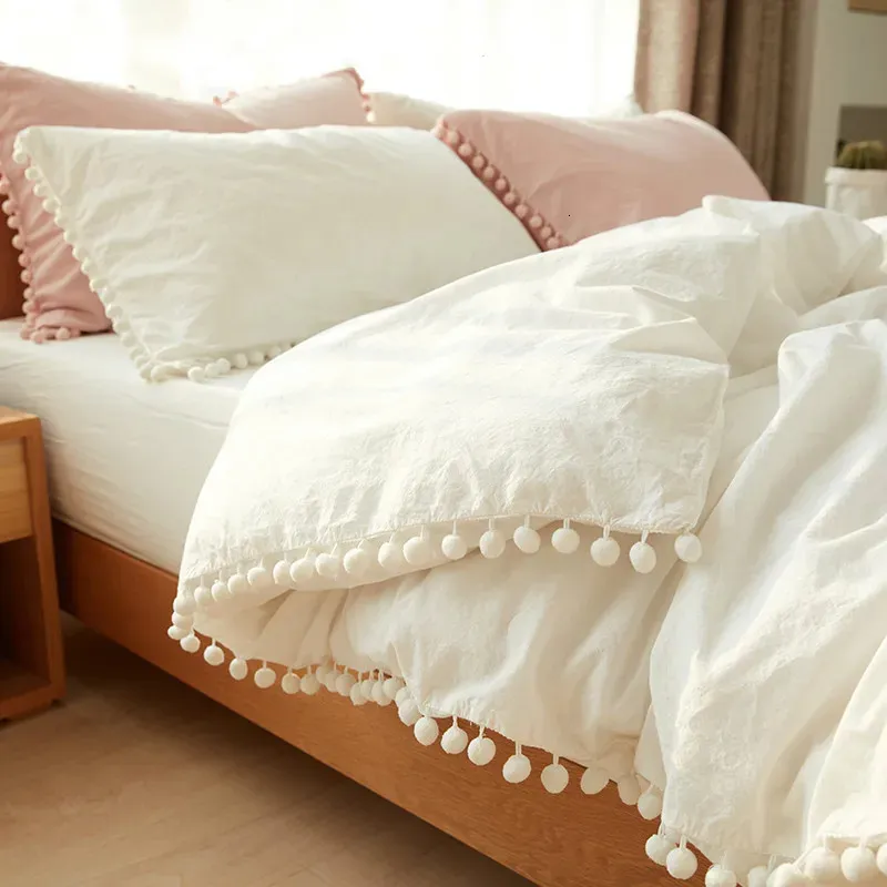 Conjuntos de ropa de cama Conjuntos Wihte Pink con bola lavada Tela decorativa de microfibra Queen King Funda nórdica Funda de almohada Cómoda 231025