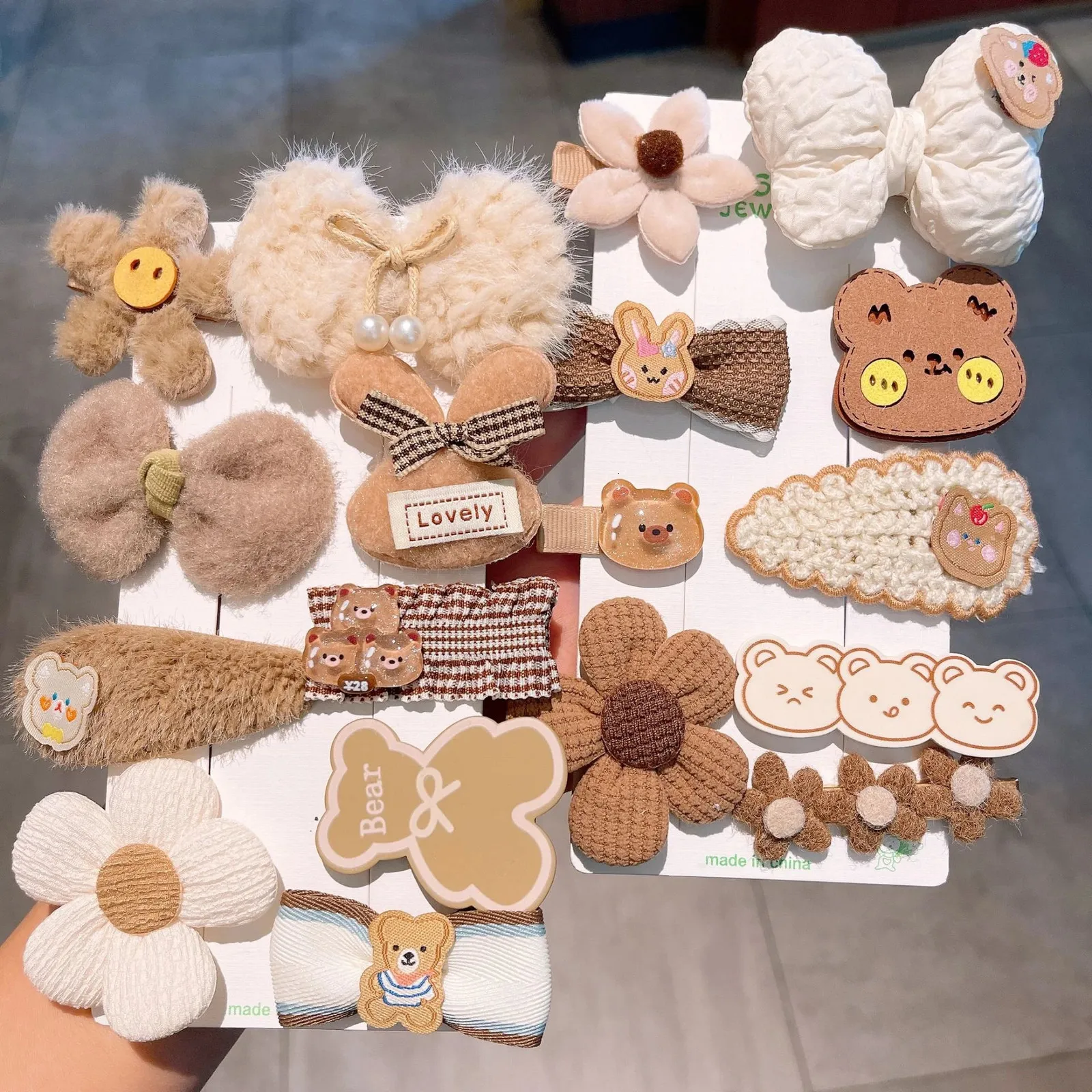 Hårtillbehör Autumn Winter 8st Kids Hairclip Cartoon Bear Sweet Bowknot Baby Princess Born Cream Color Hairclips For Girl 231025