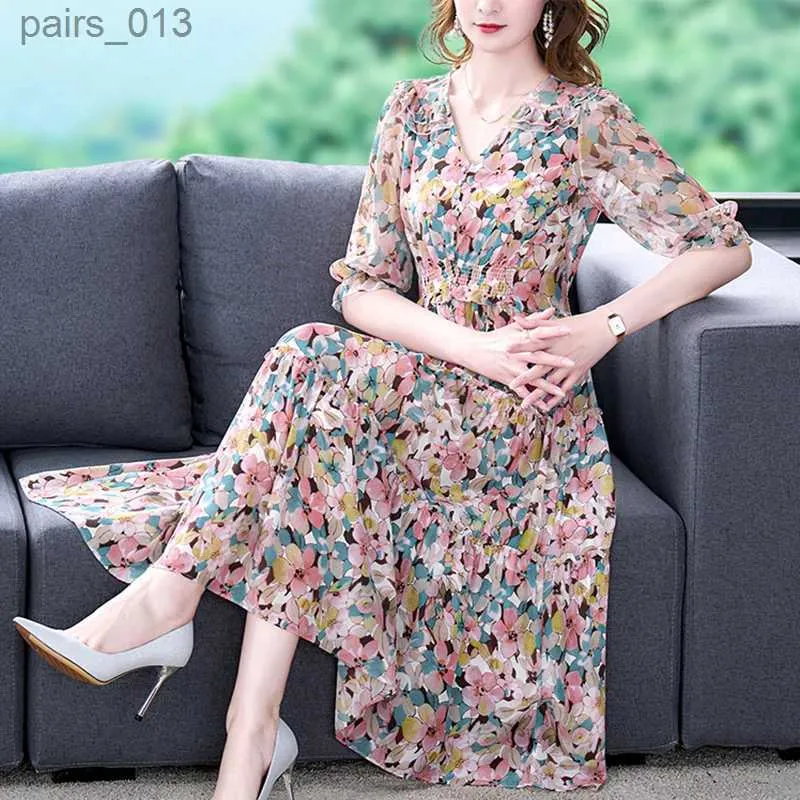 Grundlegende Casual Kleider Sommer Floral Natürliche Seide V-ausschnitt Midi Kleid Frauen Boho Mode Licht Strand Sommerkleid 2023 Koreanische Elegante bodycon YQ231025