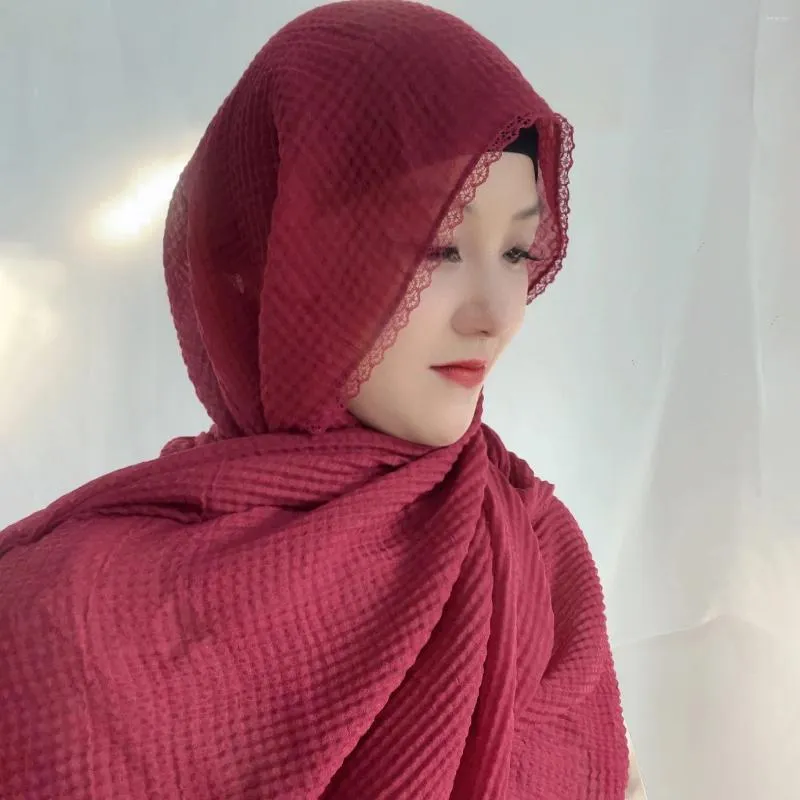 Abbigliamento etnico Musulmano Pieghettato Pizzo Hijab Sciarpa di cotone Morbida piega Scialle arabo Avvolge Fascia Sciarpe malesi Scialli Fornitore
