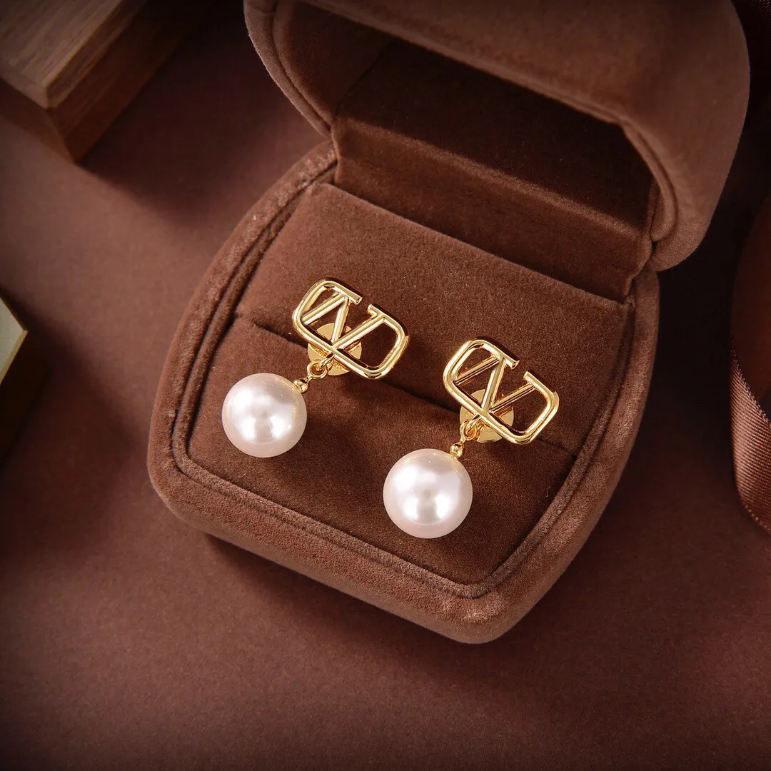 Designer örhänge Letter V LOGO STUD Luxury Earing Women Hoop Smycken Vllogo Pearl Earrings Woman 54778