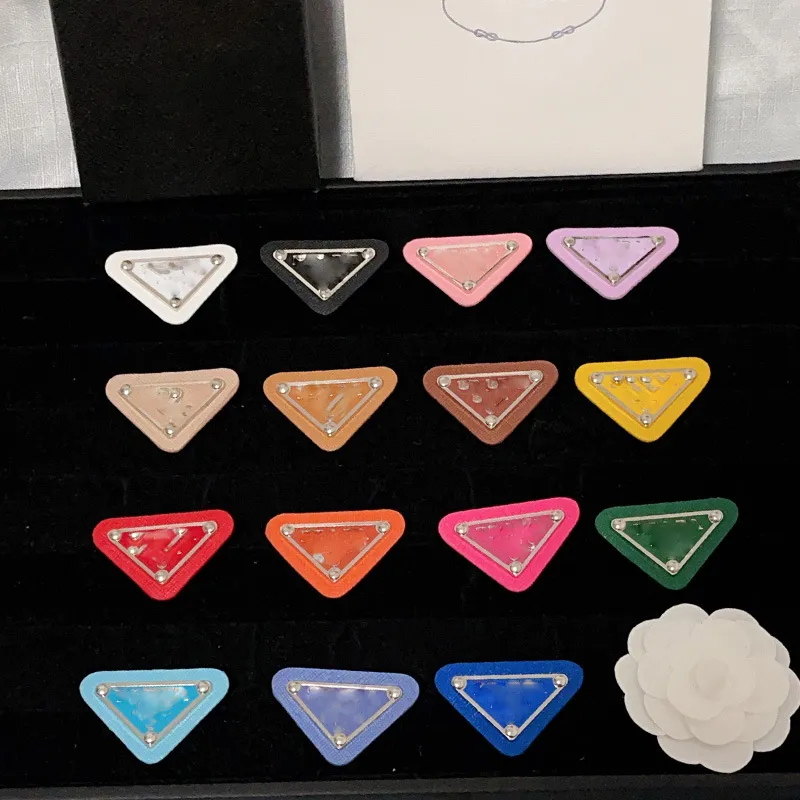 Triangle inversé P lettre broche broches de créateur pour hommes femmes mode cadeau de mariage broches noires accessoire de bijoux