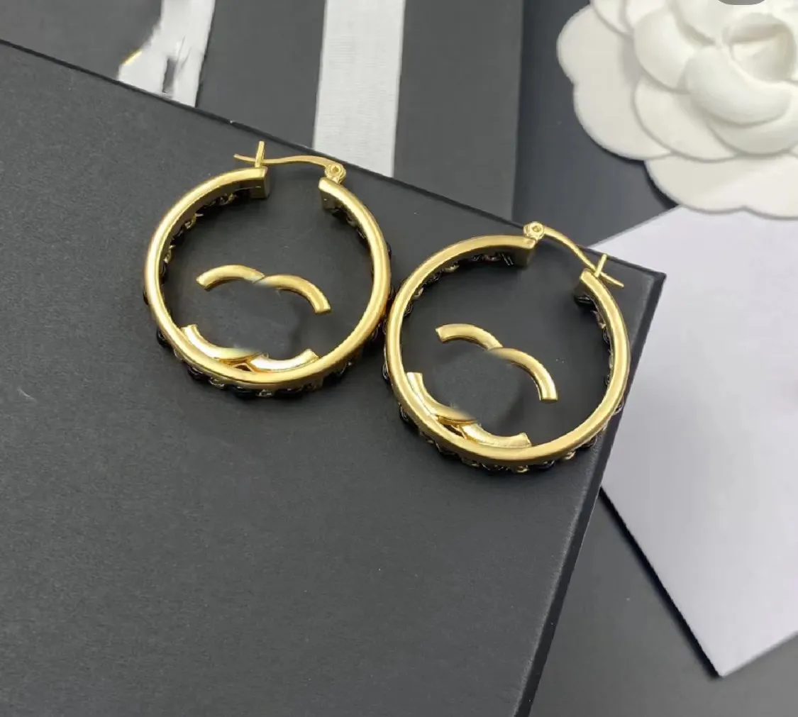 High-end Copper Letters Stud Real Gold Plated Non Fading Luxury Brand Designers Leather Hoop Earring Women Round Loop Drop örhängen Jewerlry Back Seal Letter