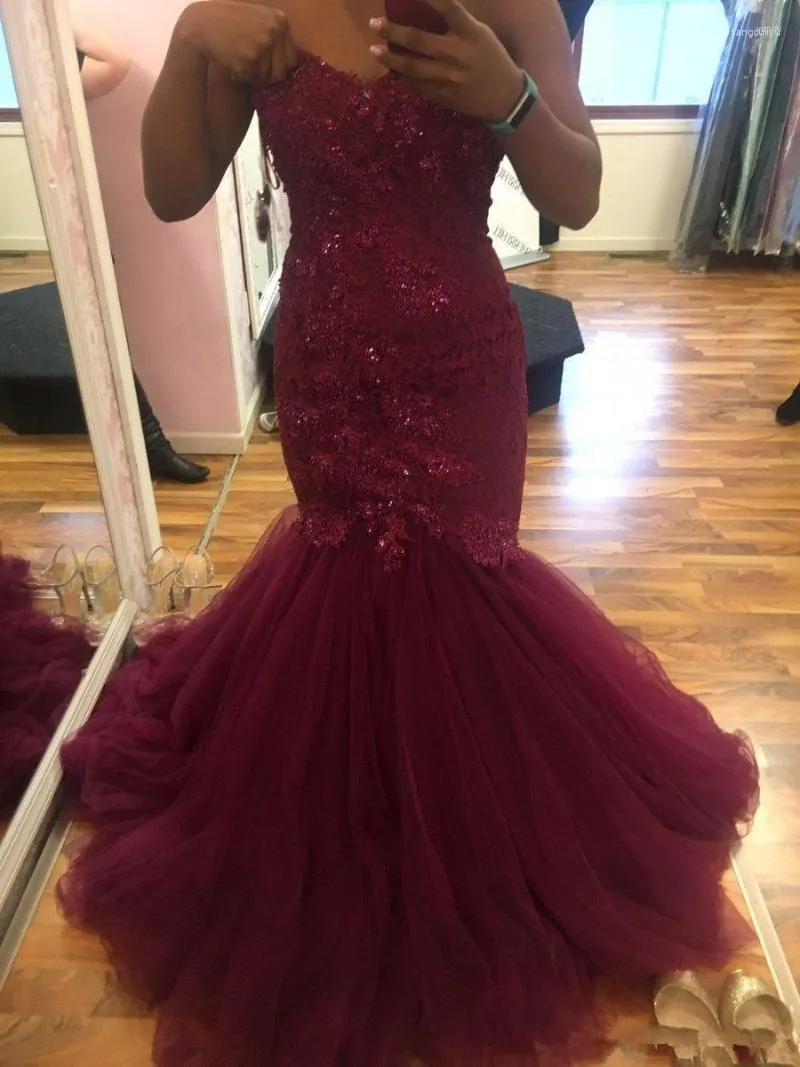Party Dresses 2023 Bourgogne Mermaid Sweetheart African Prom Beads Lace Applique Backless Sweep Train Strapless Plus aftonklänning