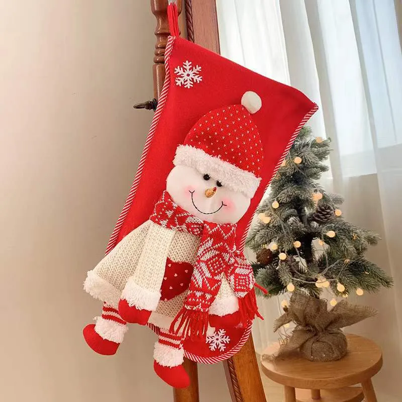 Calza natalizia Sacchetti regalo Calzini rossi lavorati a maglia Decorazioni natalizie Grandi calzini decorativi 45 * 28 cm Calza camino durevole Appeso Caramelle Festa Simpatico pupazzo di neve di Babbo Natale