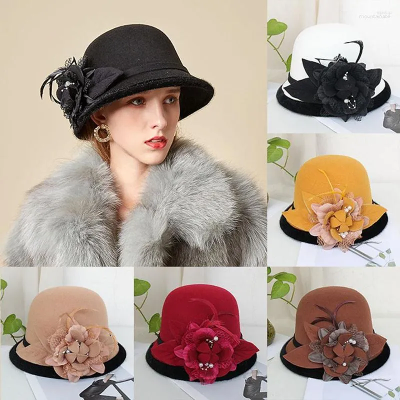 Basker kvinnor mode elegant fedoras hatt fransk stil målare mössa vintage varm fest topp fjäder blommor prydnad billycock