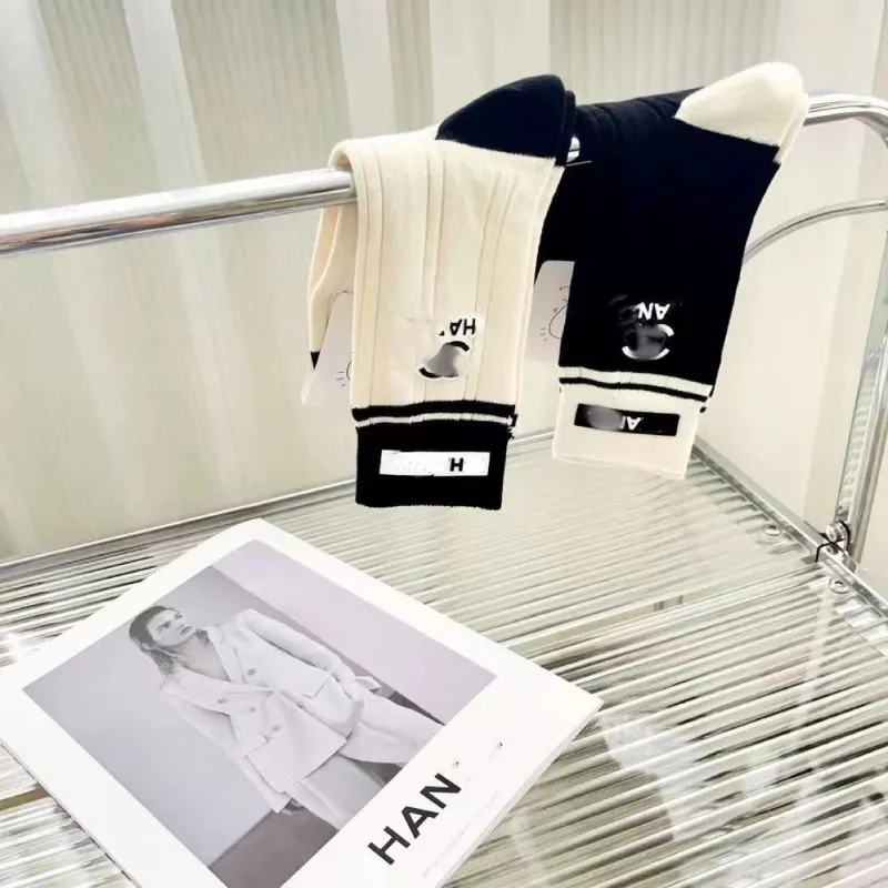 Black White Matching Mid-tube Socks INS Fashion Designer Letter Stocking Comfortable Breathable