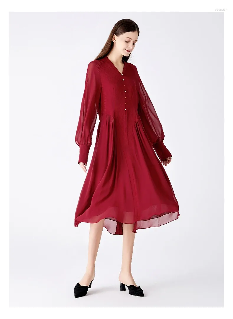 Casual Dresses Mulberry Silk Jacquard Wine Red V-Neck Skjorta Långärmad Pearl Decoration Contrast Elegant Georgette Dress AE1972