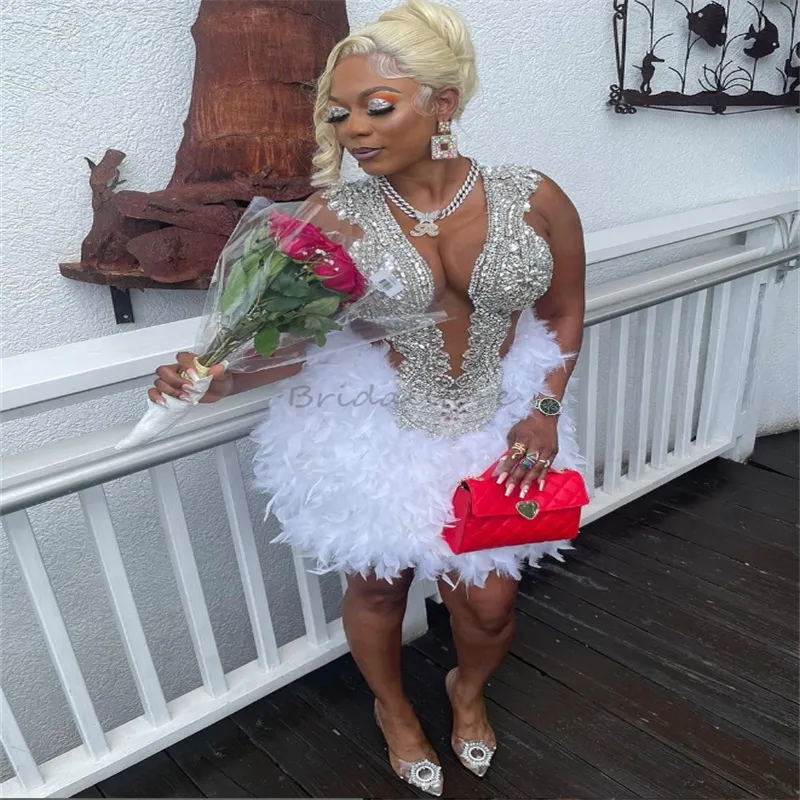 Gorgeous Diamond Baddie Prom Dress With Feather White Sexy Black Girls Aso Ebi Birthday Short Party Dress Elegant Formal Homecming Bespoke Vestidos De Gala Robes