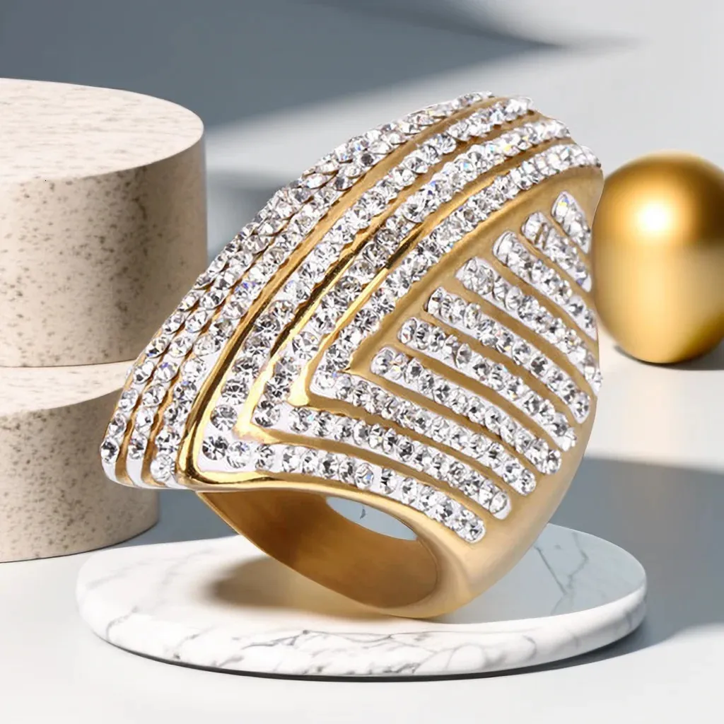 Pierścienie zespołu hip -hop lodowe bling duży owalny pierścień żeński złoty kolor koktajl ze stali nierdzewnej dla kobiet biżuteria imprezowa Wysoka jakość 231025