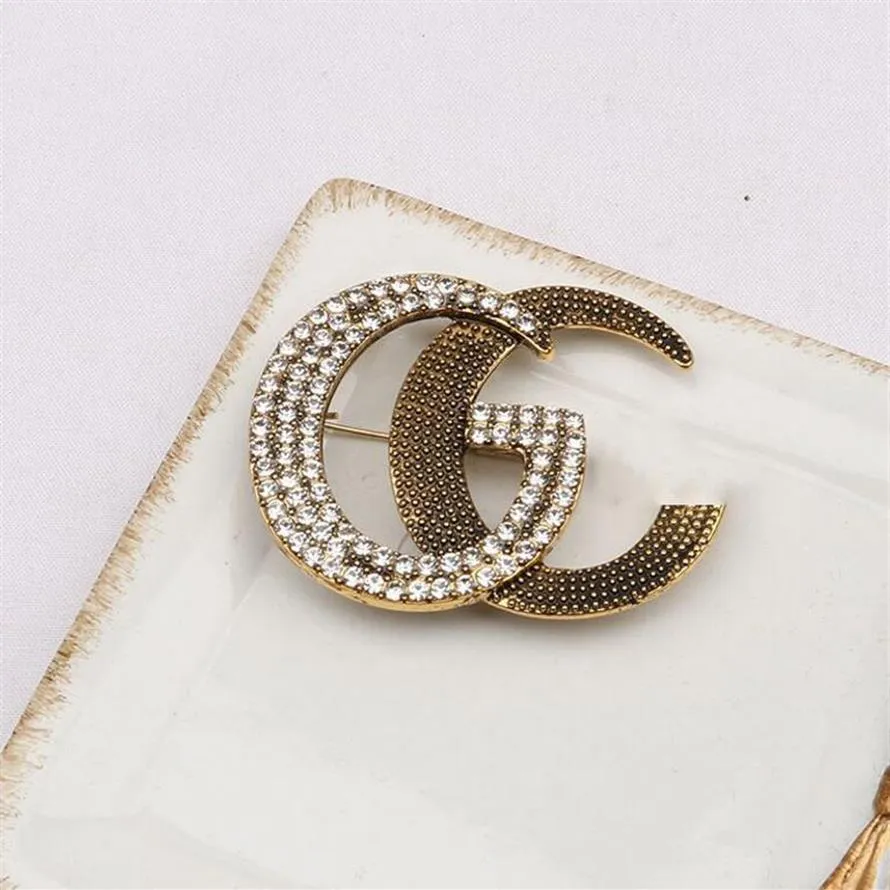 18K Gold Plated Double Letters Brooch Luxury Retro Simple Personality Classic Brand Designer Brooches Women Pearl Rhinestone Suit 264T