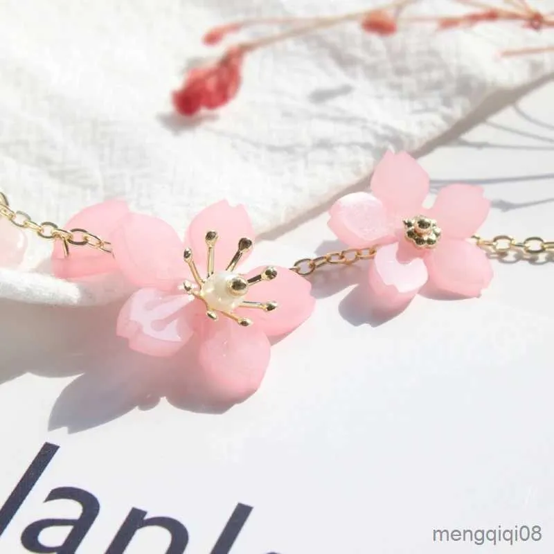 ピンクの桜の緑の緑の真珠の小さな花のブレスレットをチェーン