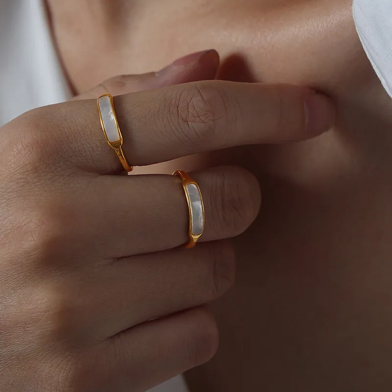 Minimalistische stijl persoonlijkheid niche ins koude wind effen ring bezet met witte schelp ontwerp gevoel voor mode titanium stalen vergulde ring